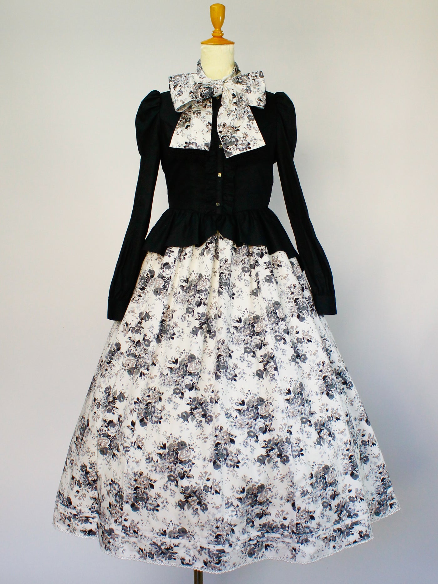 Victorian maiden ロココブーケオーバードレスとアンダードレス